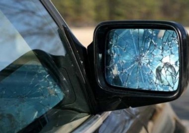 Пловдивчанин счупи огледалото на чужда кола