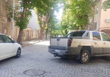 Бургаски пикап запуши за дни улица и тротоар в Пловдив