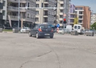 Шофьор от Пловдив не признава правилата, зави на червен светофар