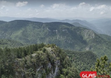 Живописна пътека води до връх с райска гледка в Родопите