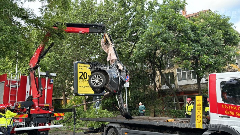 Вдигнаха разцепилия се джип от катастрофата в Пловдив, очаква се да пуснат движението
