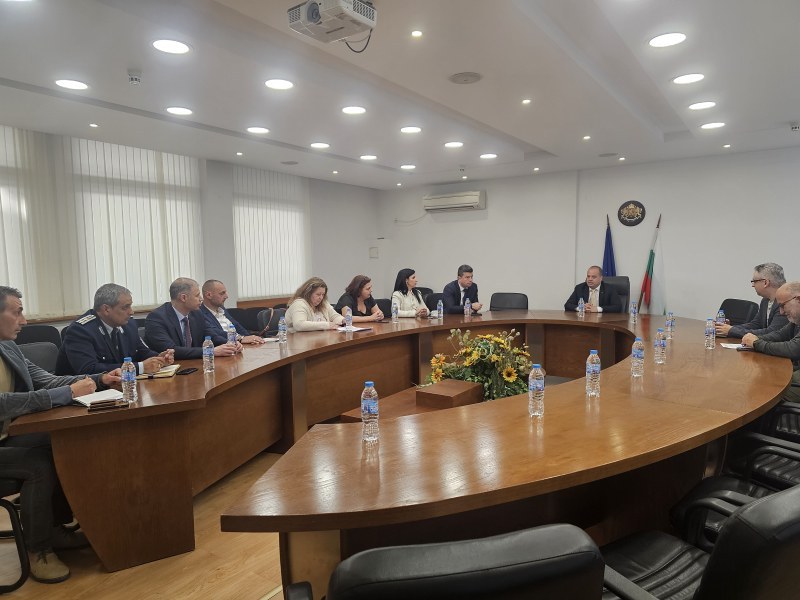 Областният управител се срещна с прокуратура, полиция и ДАНС за изборите