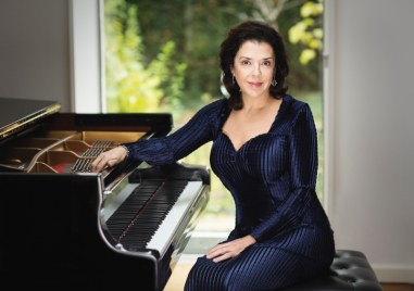 Забележителната пианистка Елена Башкирова ще свири за първи път в Пловдив