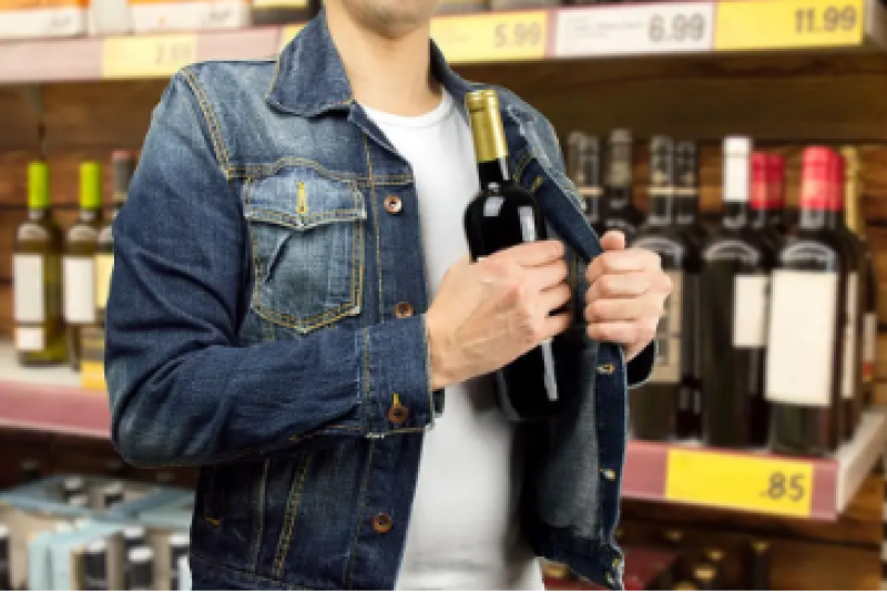 Мъж си “напазарува“ марков алкохол в Пловдив, забрави да плати
