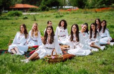 12 момичета се борят за титлата Царица на розата в Карлово