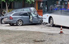 Мерцедес се заби в автобус в Пловдив