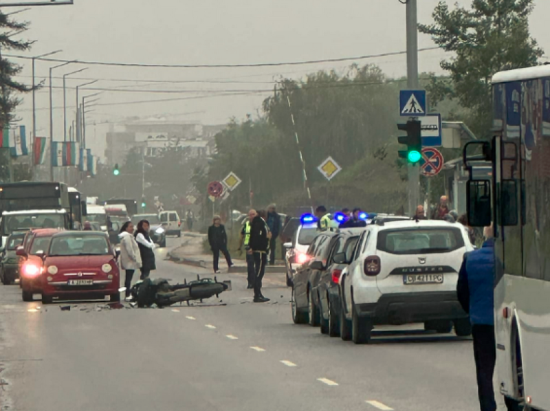 Двама са в болница след катастрофата с моторист на Коматевско шосе