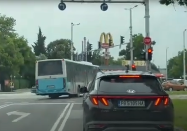 Невъзмутимо шофьор на автобус направи няколко нарушения на кръстовище в Пловдив