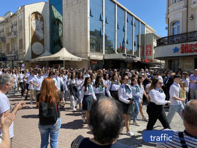 Пловдивчани аплодираха шествието и пяха химна за светите братя