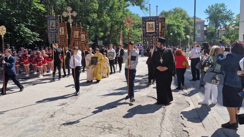 Тръгна празничното шествие в Пловдив