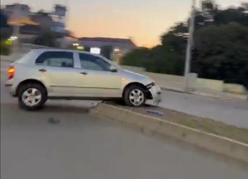 Кола самокатастрофира в центъра на Пловдив при опит да направи завой