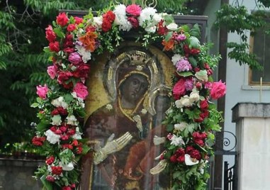 Църквата празнува Преполовение днес, изнасят чудотворната икона в Асеновград