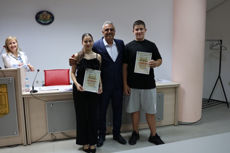 Талантливите Виктория Илиева и Виктор Профиров с почетни дипломи и парична награда от Община Марица