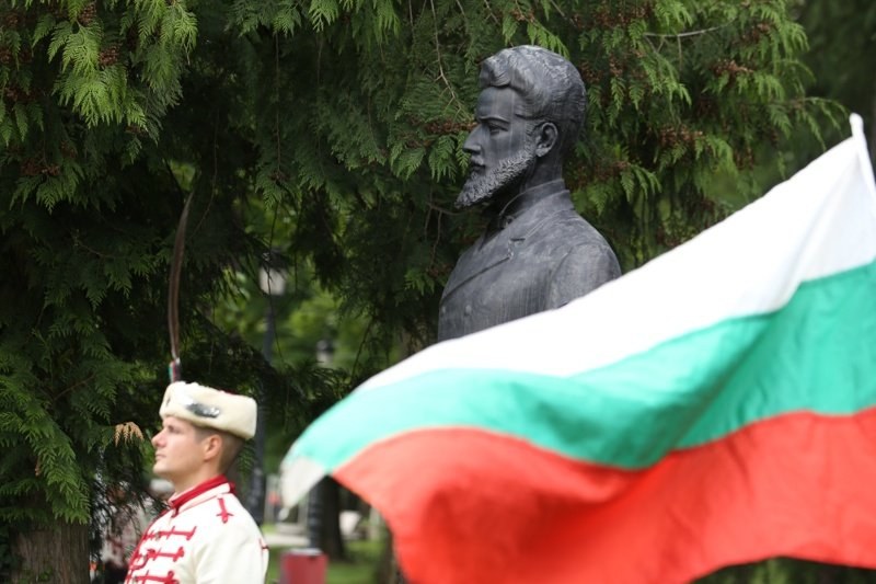 Почитаме паметта на Ботев и на загиналите за свободата на България
