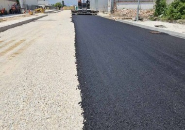 Вижда се краят на още на пътен ремонт в Пловдив – започнаха да асфалтират
