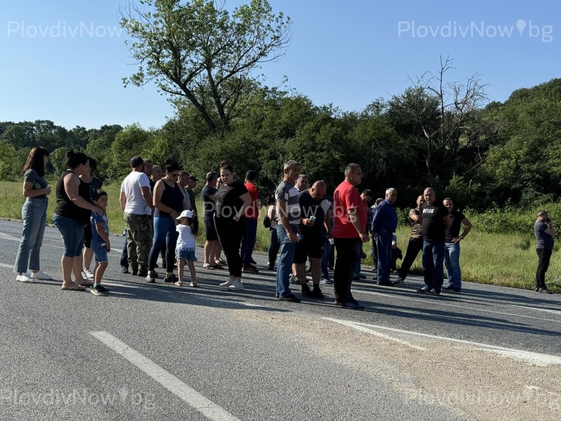 Животновъди на протест: Блокираха Подбалканския път в района на Калофер и днес