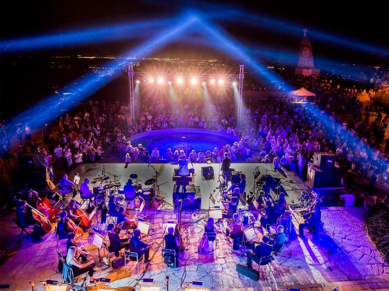 Люси Дяковска, Милица Гладнишка и Плевенската филхармония с концерт АBBA SYMPHONIE на Бунарджика