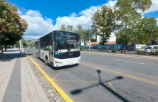 otvorena-vrata-zadirane-kola-avtobus-240.png