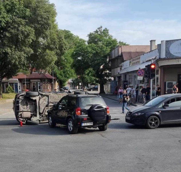 Две коли се удариха в Пловдив, едната се обърна