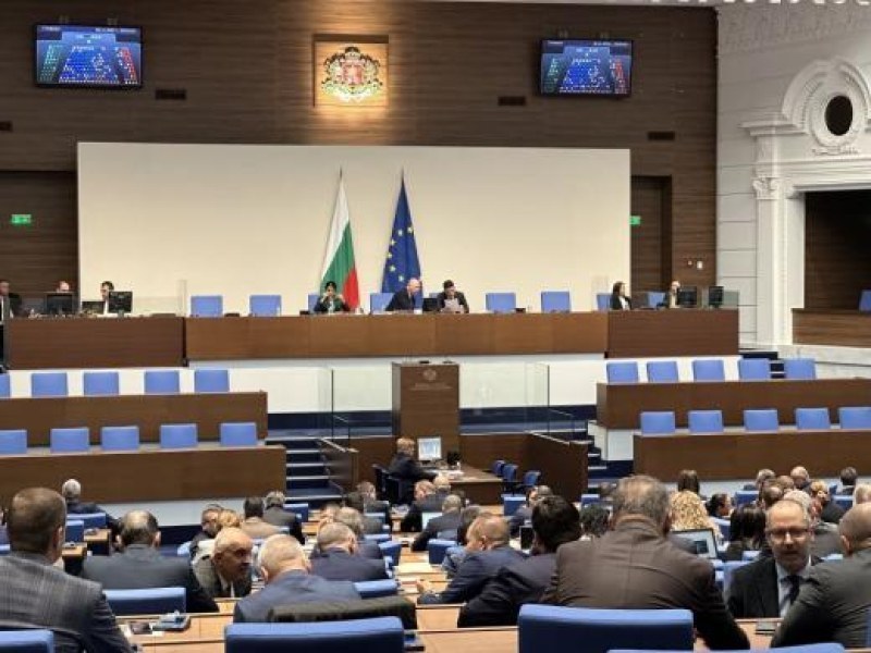 Депутатите полагат клетва днес, избират председател на парламента
