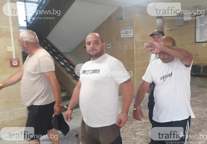 Майсторите-рекетьори върнаха парите на измамената жена, но остават в ареста