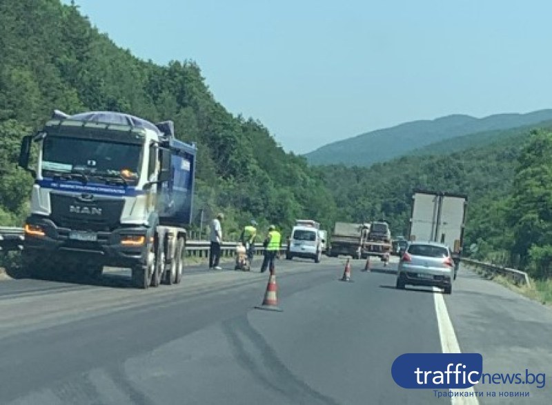 Аварирал тир и ремонт затрудняват движението на АМ “Тракия“ в посока Пловдив