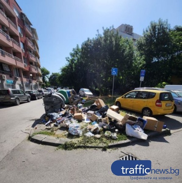 Начупени стъкла и отпадъци се разнасят на метри от детска площадка в центъра на Пловдив
