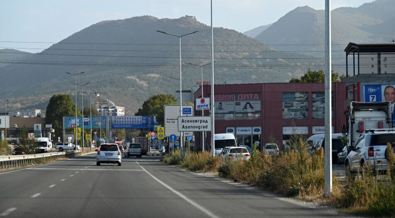 Обновяват уличното осветление в Асеновград