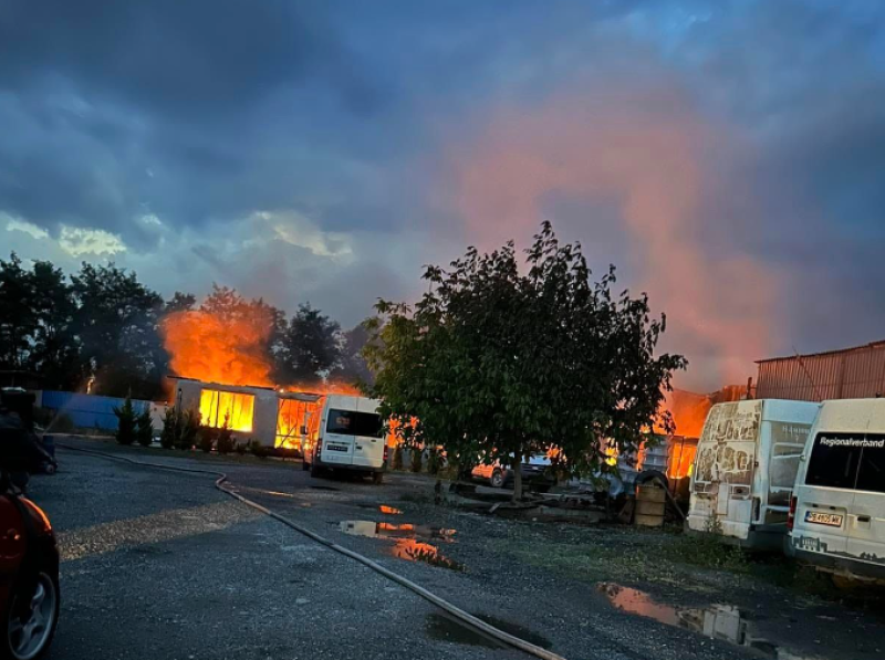 Пожар горя снощи в авторемонтна работилница в Труд