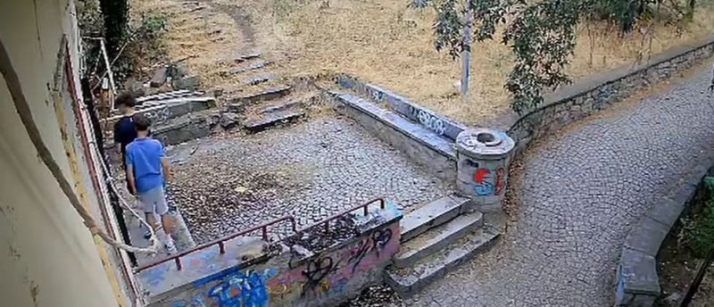 Непълнолетни гамени драскат по фасадата на Певческото дружество под Сахат тепе ВИДЕО