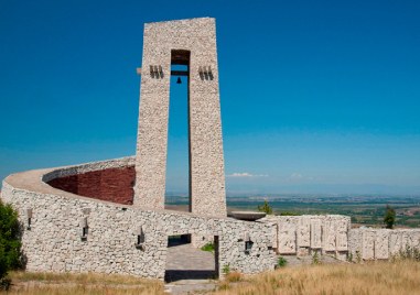Търсят се доброволци за почистването на Паметника на трите поколения в Перущица