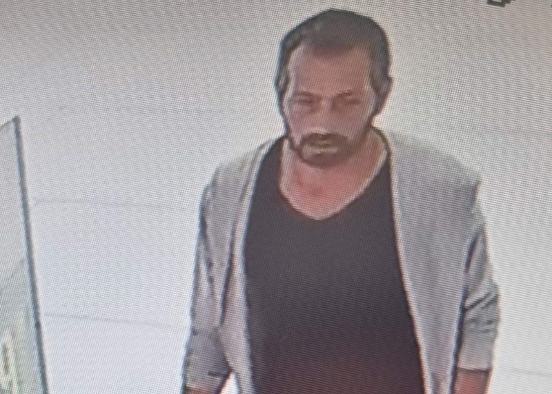 Полицията издирва мъж, снимал пловдивчанка, докато мери дрехи в пробна на магазин
