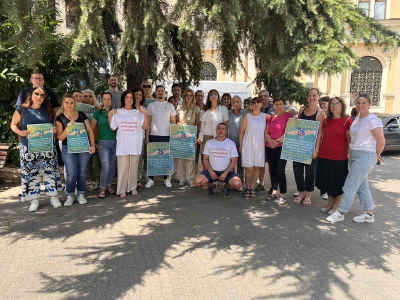 Фармацевти, собственици на аптеки от цялата страна излязоха на протест, затвориха аптеки ВИДЕО