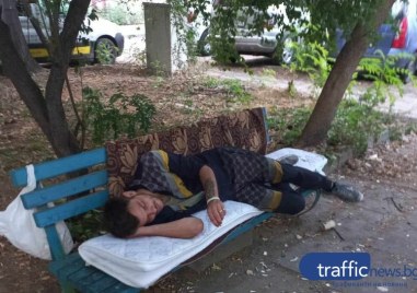 Група бездомници превърнаха пловдивски парк в своя бърлога, изхождат се на улицата и се дрогират