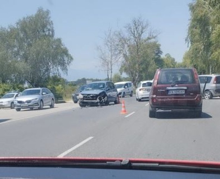 Коли се удариха на пътя Пазарджик-Пловдив Коли се удариха на пътя Пазарджик-Пловдив