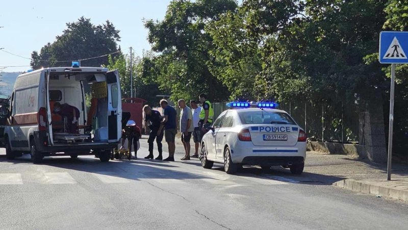 В болница и с травми е възрастната пешеходка, ударена от кола в Карлово