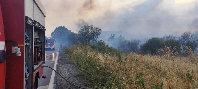 Военни с техника гасят пожара край село Иван Вазово