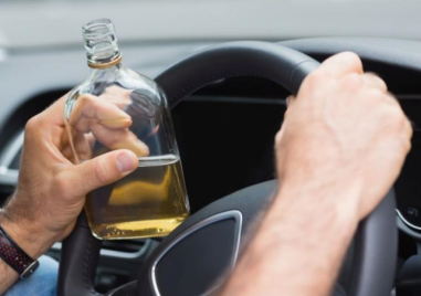 Пиян шофьор и без книжка се заби в паркирана кола в Асеновград
