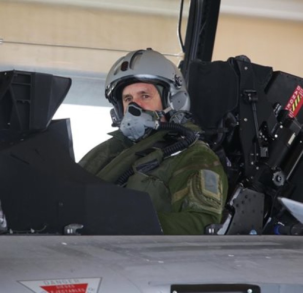 Президентът ще пилотира изтребител днес