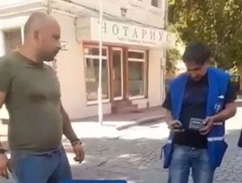 Пловдивчанин ругае и заплашва служители на Синя зона след поставена скоба ВИДЕО