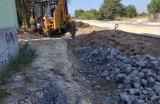Жители на Тракия алармират, че работници рушат основите на блока им, кметът след проверка: Няма такава опасност