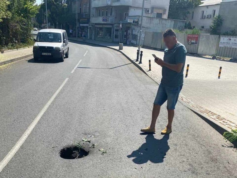 Велосипедист пропадна в дупка на улица в центъра на Пловдив