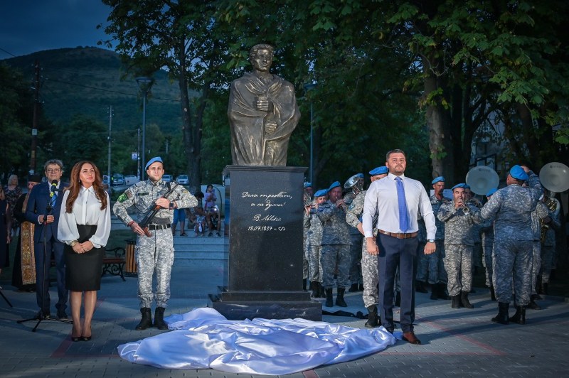 Паметник на Левски откриха с военни почести в Марково