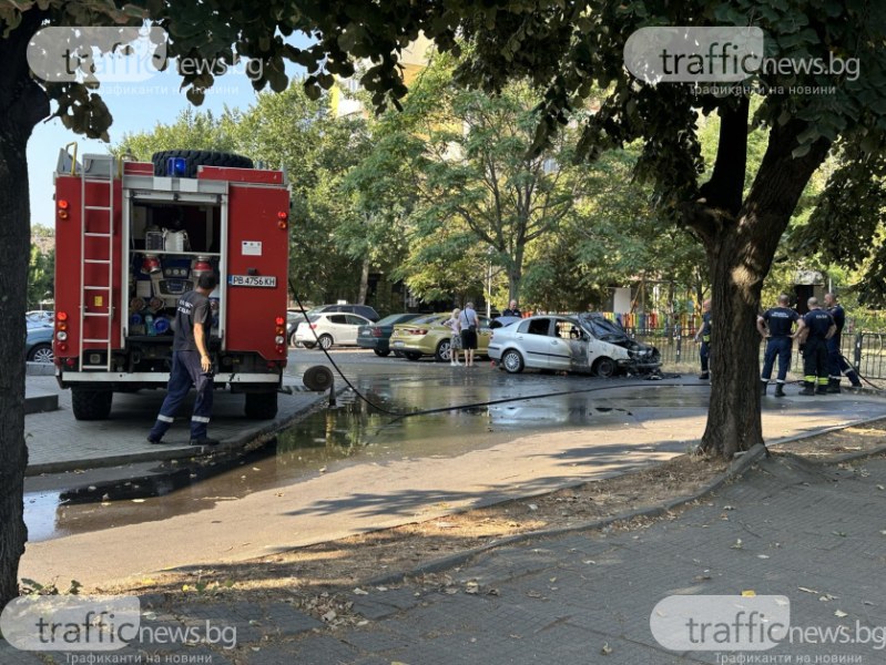 Кола изгоря в Пловдив, докато шофьорът и спътничката му слезли да пазаруват