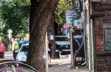 Нелепа катастрофа със скъп джип стана в Смирненски
