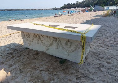 Античният саркофаг от плажа бил бар в заведение