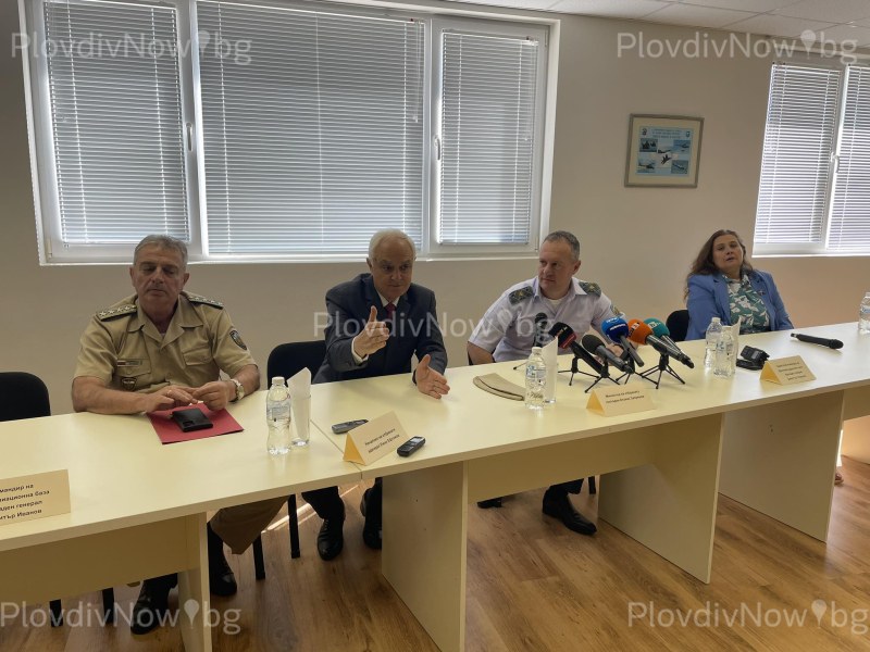Министърът на отбраната от авиобаза Крумово: Повечето пожари са човешка грешка