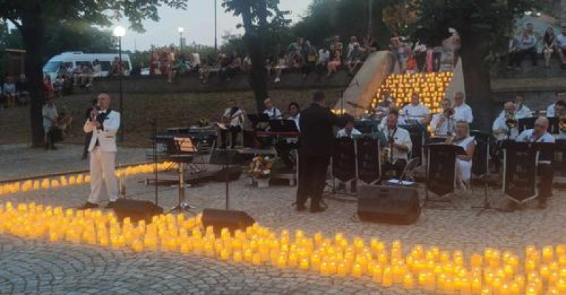 Световен рекорд! 17 000 свещи на концерта на Боби Вълчев в Пловдив