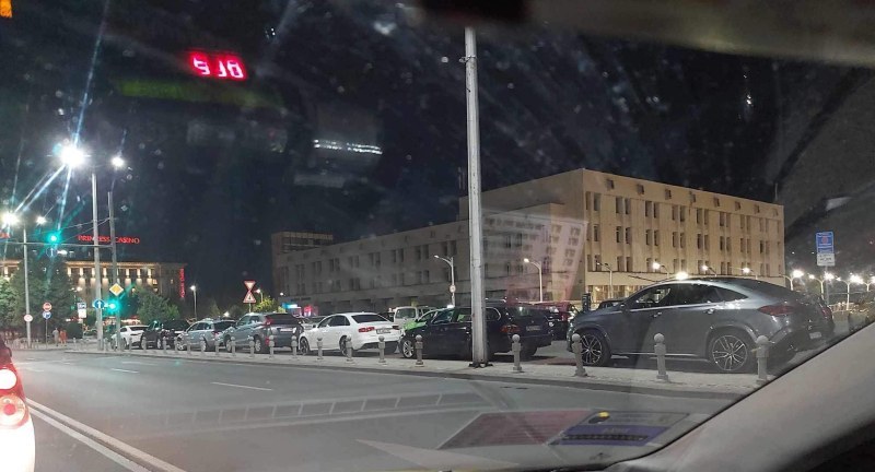 Няма край! Шофьори продължават да окупират велоалея в центъра на Пловдив