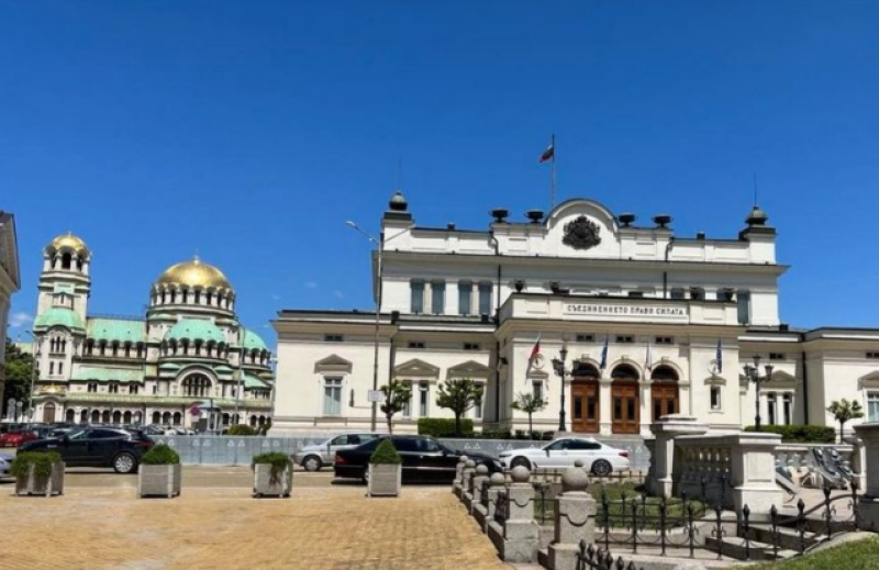 Част от министрите запазват постовете си в новия служебен кабинет